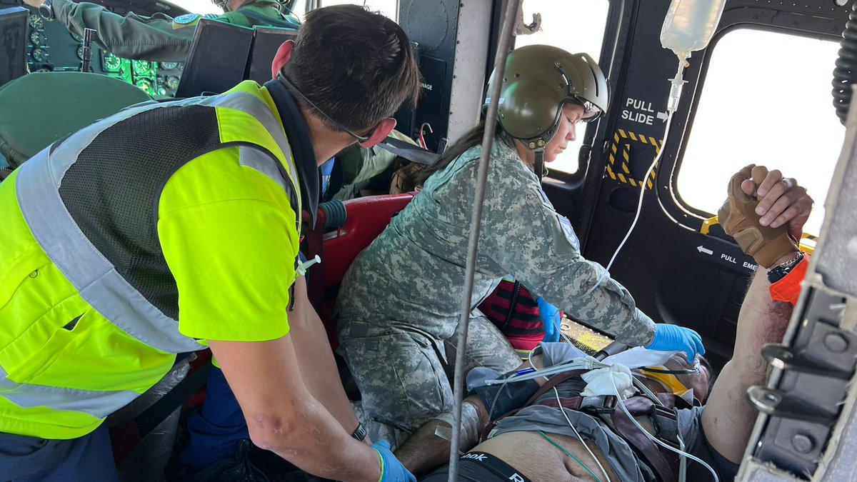 FACh_Chile's tweet photo. ¡Exitoso rescate!
Comandos de Aviación PARASAR #FACh, en un 🚁Bell UH-1H, efectuaron esta tarde la evacuación aeromédica del piloto de aeronave caída en las cercanías del Aeródromo La Victoria, en #Colina, para ser trasladado por @SAMUMetropolita a un centro hospitalario. https://t.co/nTFeeDsKLh