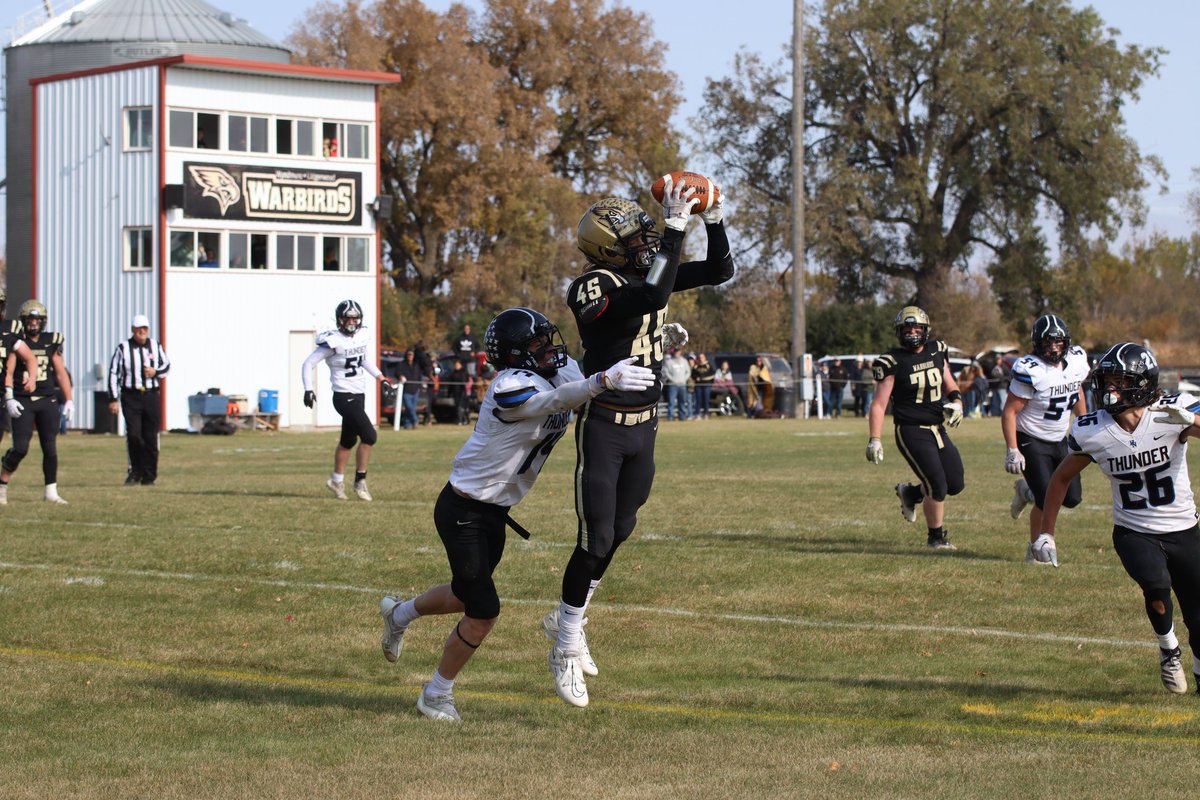 Sykotyk's tweet photo. Scenes from the first half between Wyndmere/Lidgerwood and Hatton/Northwood. #46 @PaFootballNews #BeyondTheKeystone @WarbirdsNest @HNThunder_FB @NDHSAA https://t.co/qBqQ15N88F