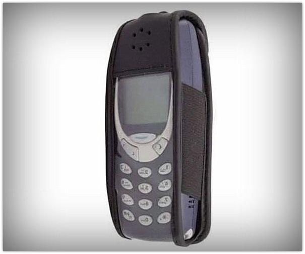 lata8290's tweet photo. Nokia 3310. Podobno zadaniem pokrowca było chronić beton przed zarysowaniem 😁 https://t.co/Rv6LXHDetF