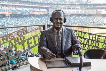 Photo of the Dave Niehaus statue. 