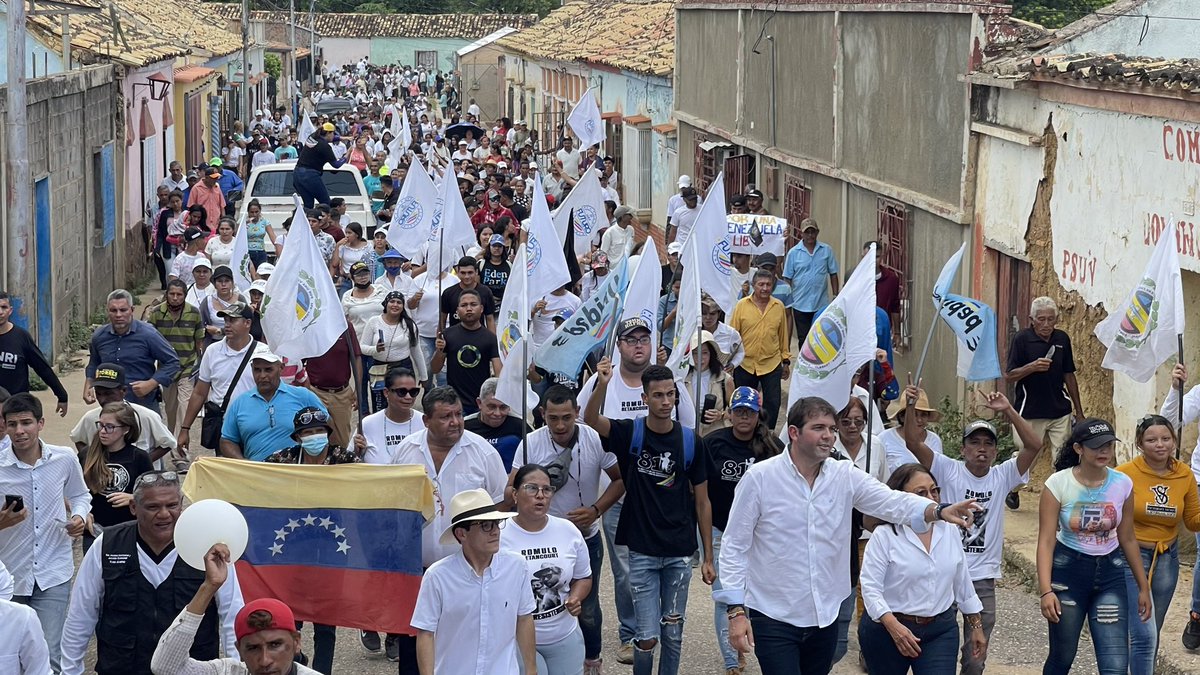 prospericarlos's tweet image. ¡Carora tierra de gente noble!

Este año sin descanso llegamos al Mcpio #200 que visitamos, hoy recorrimos las calles del Mcpio Torres acompañado de nuestra Sec. General @SobellaMejias, @edgarzambranoad y @Javieroropeza alcalde nuestro trabajo es por el rescate de la democracia.