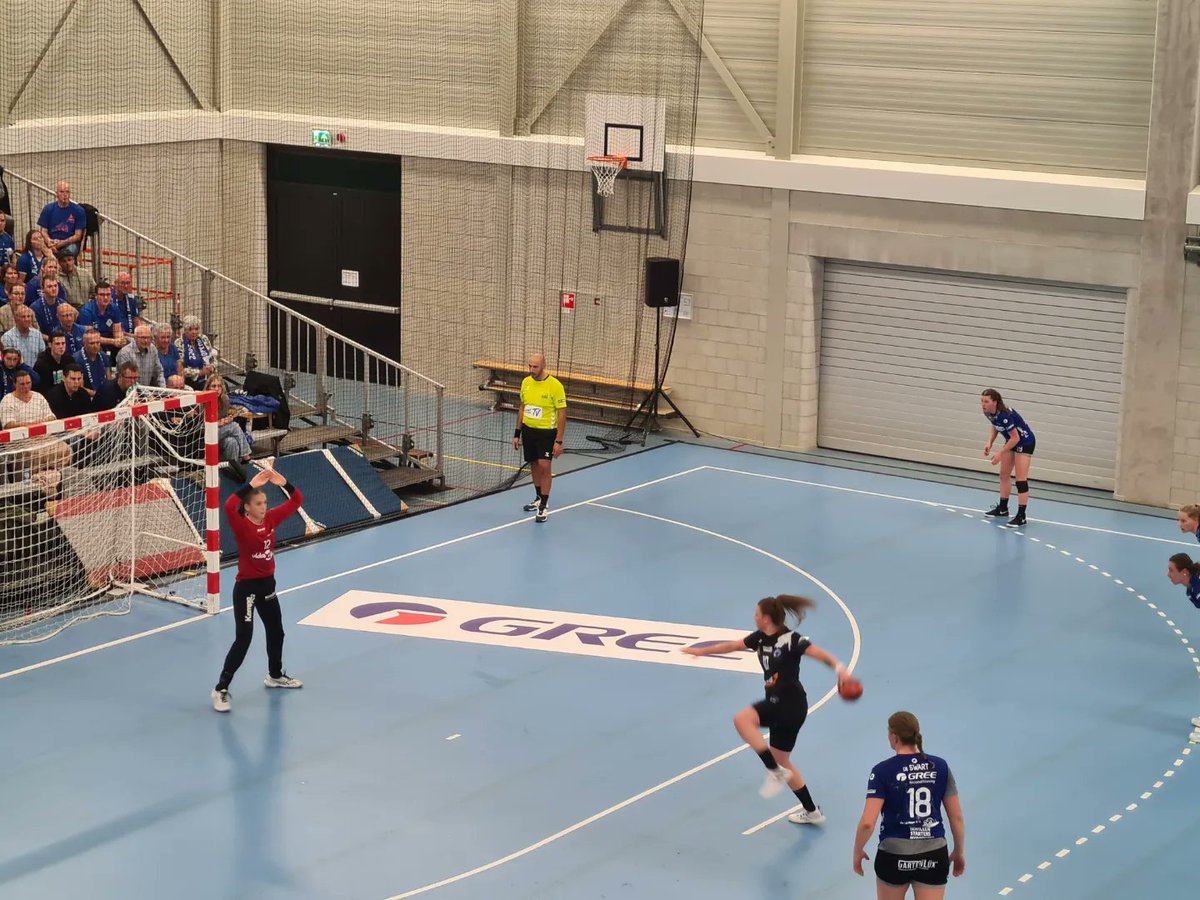 LimburgHandbal's tweet photo. Ondanks hartstochtelijke aanmoedigingen hebben de dames van Cabooter HandbaL Venlo verloren in de Europacup. Tess Tacken mocht als 16-jarige keepster haar eerste Europese penalty keepen! https://t.co/SQ5VTLoOuy