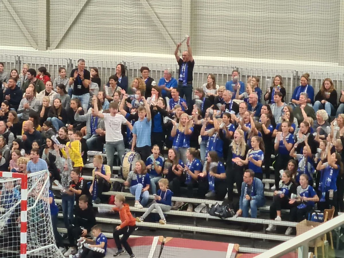 LimburgHandbal's tweet photo. Ondanks hartstochtelijke aanmoedigingen hebben de dames van Cabooter HandbaL Venlo verloren in de Europacup. Tess Tacken mocht als 16-jarige keepster haar eerste Europese penalty keepen! https://t.co/SQ5VTLoOuy