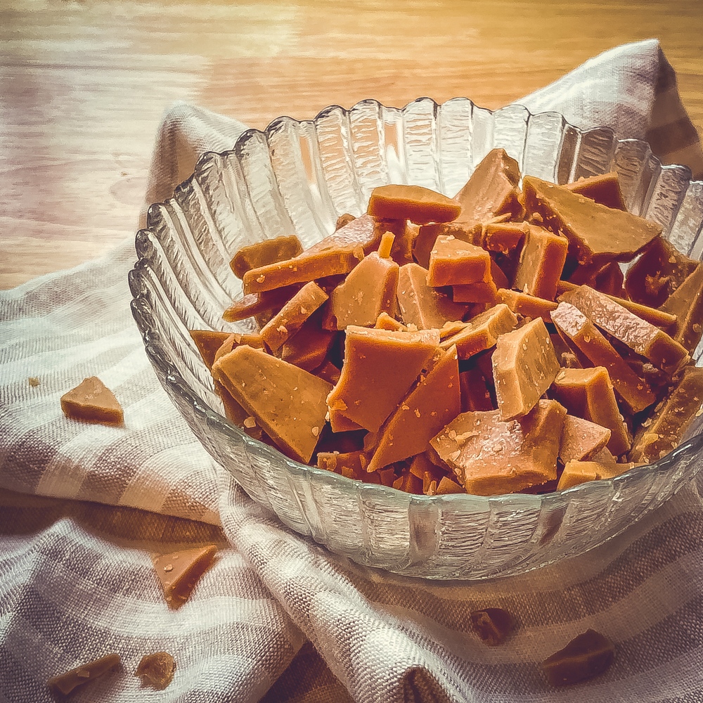 GimmeScratch's tweet photo. These simple homemade toffee chunks are perfect if you want a sweet buttery treat that’s simple to make.
See recipe: https://t.co/MtbYqIFHn2
#foodblogger #decadent #candy #toffee #recipe #dessert #foodlovers #foodpic #scratchmade #scratchfood #scratchmarket #food #heath https://t.co/t7DNaYelRi