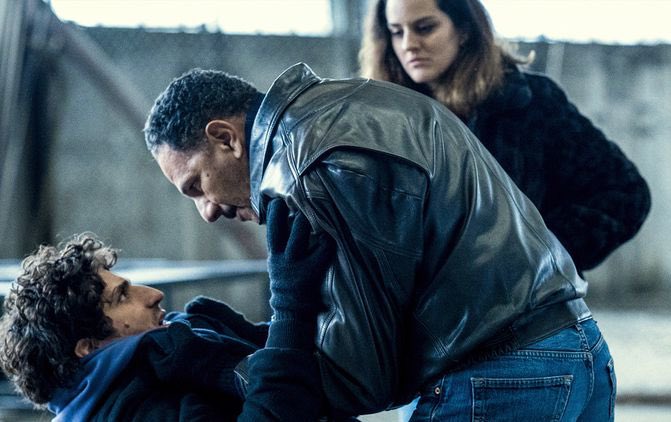 Quelle jolie réussite #LInnocent de et avec Louis Garrel. Une comédie policière comme on en voit trop peu, bien écrite et construite, et boostée par un casting sans faute. Noémie Merlant est une BOMBE COMIQUE. Elle y est dingue. Ovation à l’ouverture de #Lumière2022 !