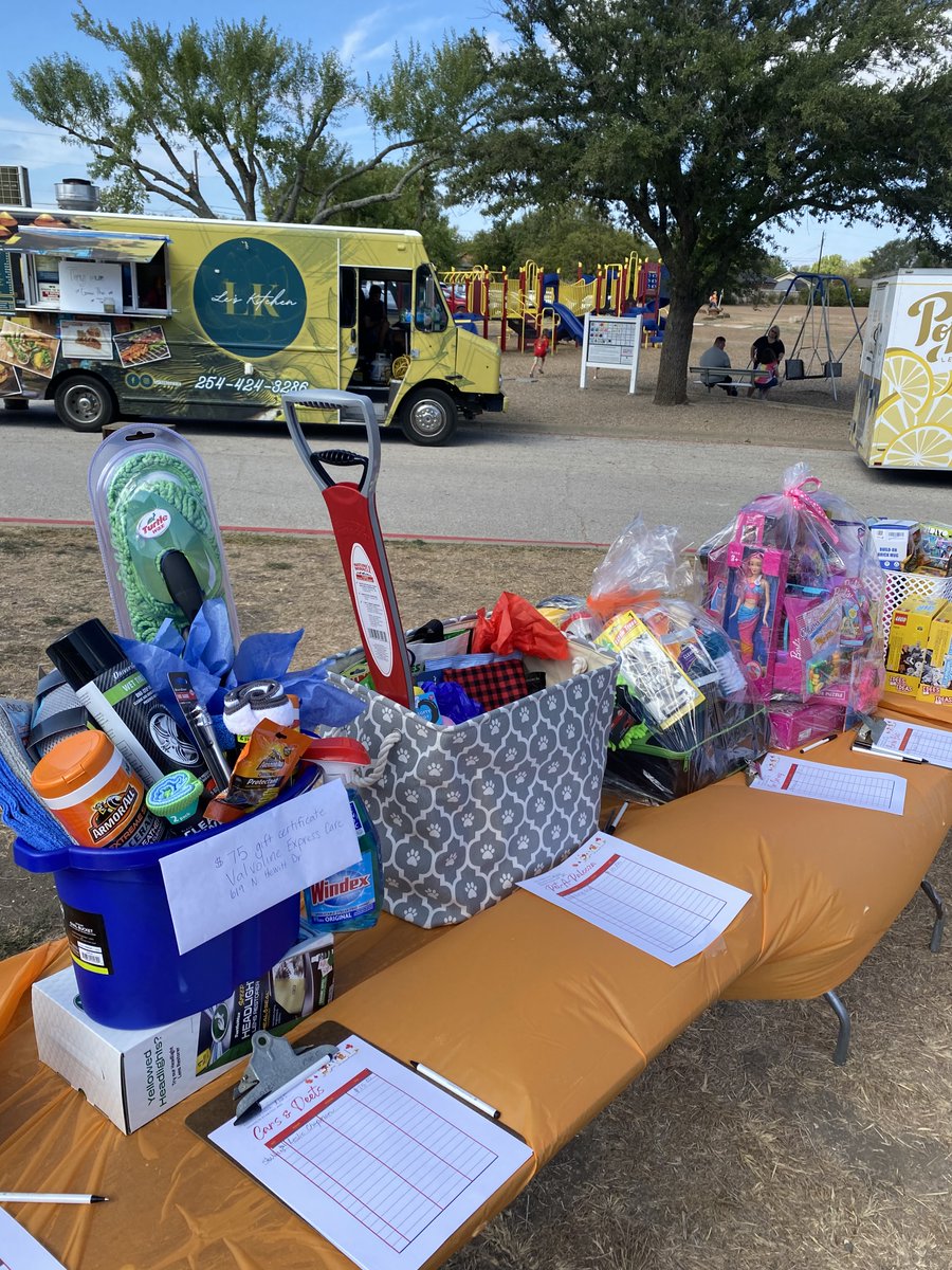 SVEmisd's tweet photo. SVE Fall Fest was a blast. We love spending time with our families! https://t.co/rCDt54rvI0