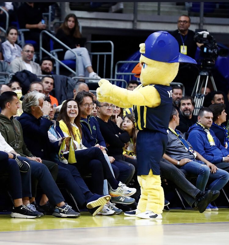 Dünya’nın En iyi Hocası Dünya’nın En Sevimli Maskot’u “Yellow”u Selamladı Sağol hocam