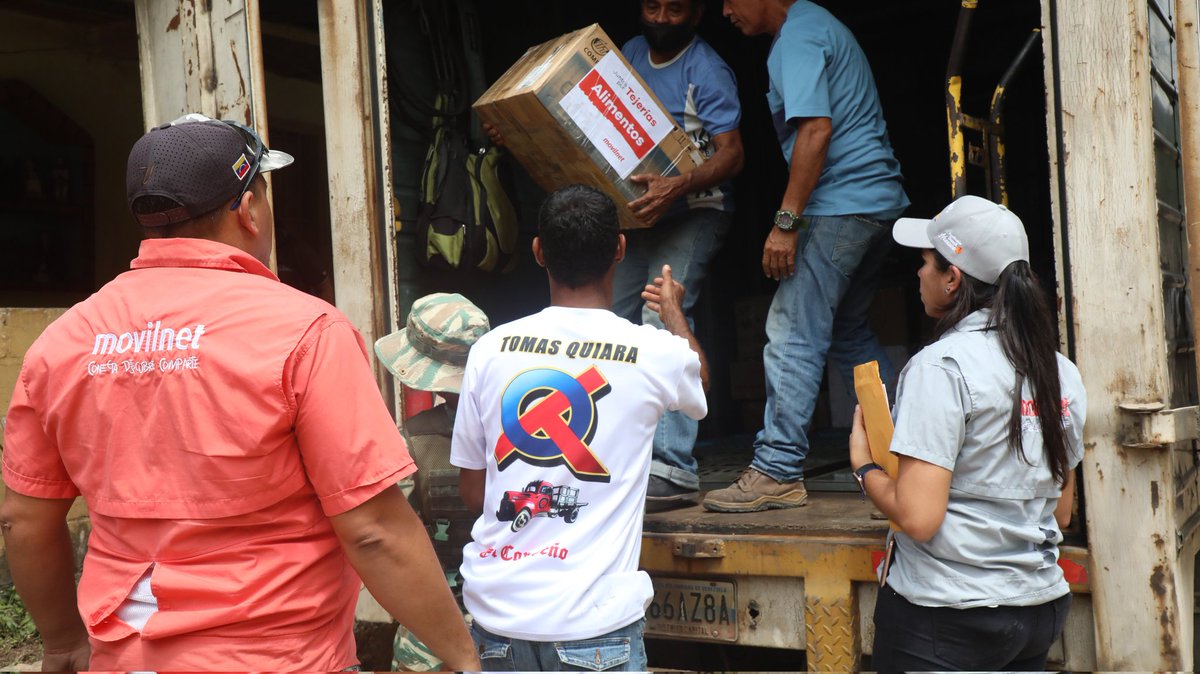SomosMovilnet_'s tweet photo. Esta labor, en solidaridad con #LasTejerías fue posible gracias al esfuerzo de la Fuerza Naranja quienes colaboraron en las sedes #Movilnet de #ElRecreo, #Amoca y #LosCortijosIII para hacer posible la donación que se entrega personalmente en el sector #AvanzamosContigo (2/2) https://t.co/3REfF8IO8Q