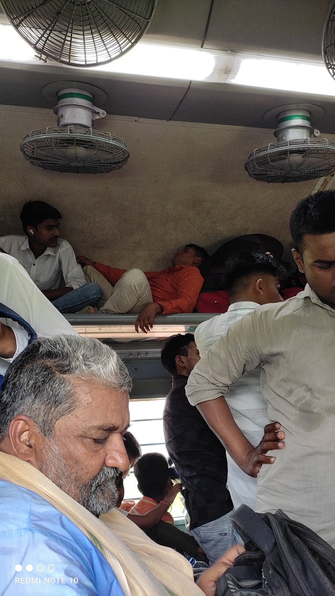 timeforchanges_'s tweet image. Pet पेपर जाते कुछ लोग भारी भीड के चलते बेहोश हो गाए #petexam #petexam2022