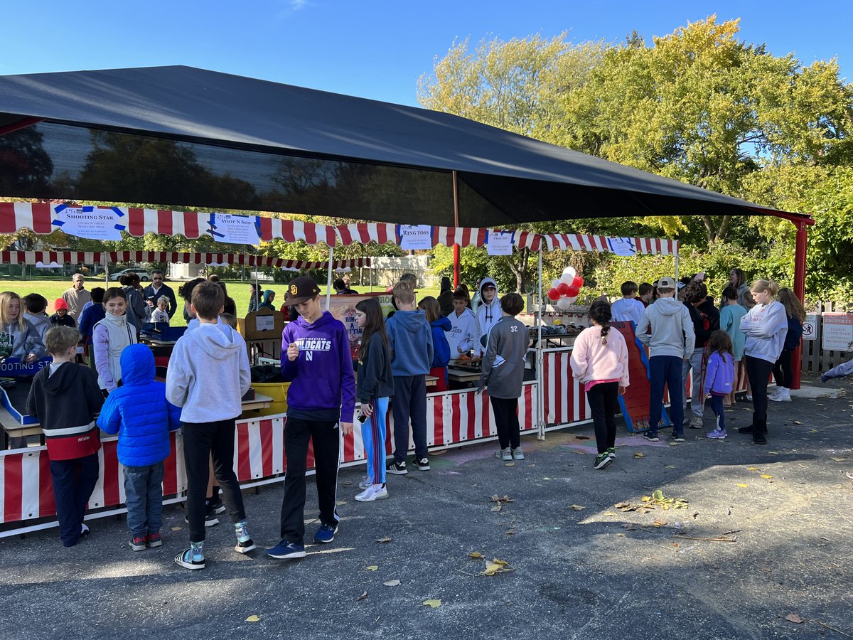 BeckyLittmann's tweet photo. Such a lovely fall day for our annual Central Carnival!  It's wonderful seeing our current and past foxes enjoying some family fun. Thank you to our amazing PTA volunteers for bringing the community together! @Wilmette39 @ExploreCentral #centralfoxes https://t.co/UolyxRERr1