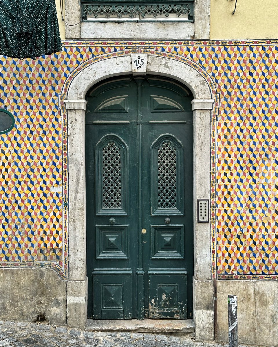 coolbutstinky's tweet photo. some tile doorways in Lisbon https://t.co/AguIIqGbEB