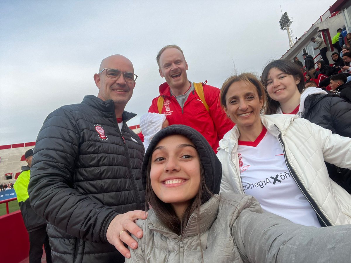 quemaseba's tweet photo. @Huracanfclondon @henrymay73 
Un agradable encuentro con Henry!! Idolo por lo que hace x la gente, en especial por lxs niñas y niños de África. 👏👏👏👏👏. Sigan a @Huracanfclondon y conozcan su obra. Y como regalo adicional.... Ganó el globo https://t.co/a9KG6EeRcU