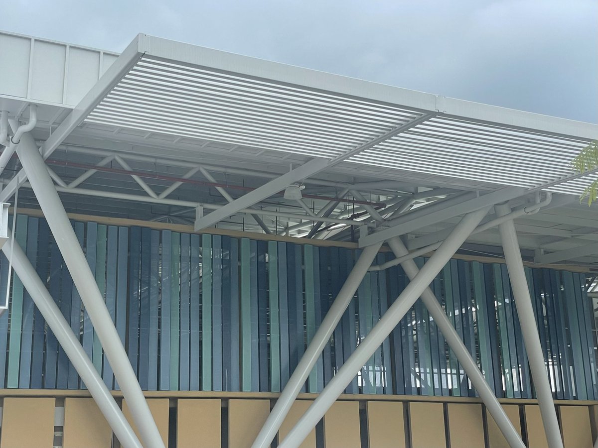 JulianMontana's tweet photo. Dato curioso: una parte de la fachada del Aeropuerto Perales tiene unos prefabricados en tonos de azul, cada tono representa notas musicales y la secuencia que forman es la “partitura hecha color” de Soy Tolimense.

Ay, si la guabina, dulce cantar de mi Tolima 🎶 @Alcaldiaibague https://t.co/NFpvllcF5v