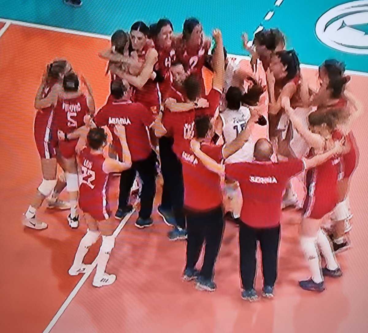 MilanRajin's tweet photo. BRAVO DEVOJKEEEE!!!!
#SRBBRA #Voleybol #worldchampions #serbia https://t.co/AXn41qy0vf