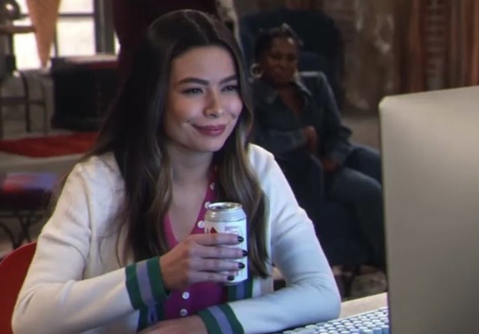 Lekmind1's tweet image. Moi devant la #StarAcademy 

à 10 ans                      à 30 ans