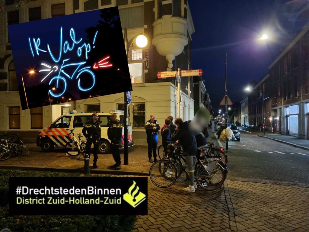 Vanavond een verlichtingscontrole gehouden op het Vrieseplein. Er werden 15 bekeuringen uitgeschreven. Controleer VOOR je weggaat of de verlichting werkt. Het gaat tenslotte om je eigen veiligheid. Zorg dat je gezien wordt! #verlichting #ikvalop #Vrieseplein 🚲