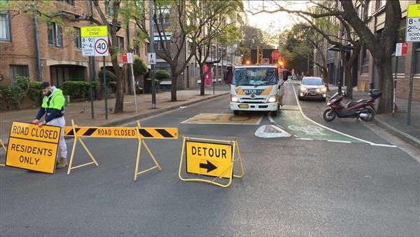 LiveTrafficSyd's tweet photo. #SpringCycleSydney: Local rds are closed in North Sydney, Sydney CBD, Millers Point, Barangaroo, Darling Harbour & Pyrmont. For the rest of the course btwn Darling Harbour & @sydolympicpark, cyclists will share the rd with regular traffic so maintain a safe distance & take care. https://t.co/FVdjYVvQ4f