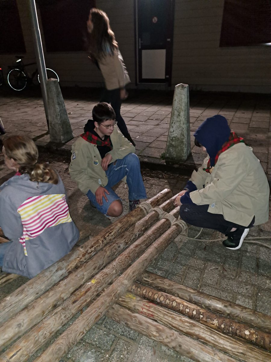 SconoGidsen's tweet photo. Gisteren hadden we een pionier opkomst waarbij de meiden snel hun kunsten hebben laten zien waardoor we nog een spel konden doen. ⚜️ #scono #knopen https://t.co/oG3bWJ3OSk