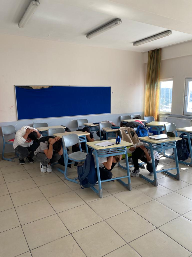 CpalMarmara's tweet photo. Okulumuzda yangın tahliye tatbikatı yapılıp öğrencilerimize yangın söndürme araçlarının nasıl kullanılacağı konusunda itfaiye çalışanlarımız tarafından eğitim verilmiştir. https://t.co/u7rG1fHgXh