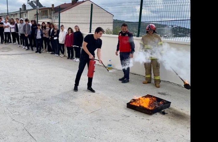 CpalMarmara's tweet photo. Okulumuzda yangın tahliye tatbikatı yapılıp öğrencilerimize yangın söndürme araçlarının nasıl kullanılacağı konusunda itfaiye çalışanlarımız tarafından eğitim verilmiştir. https://t.co/u7rG1fHgXh