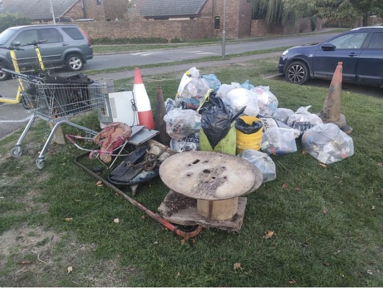 AylesburyWombl1's tweet photo. Its been fun so far 24HR WOMBLE #litterpicking thanks to @TheCodfatherAY for tea #sausagechips went down a treat. We also did a bit of #signcleaning 11 hours done https://t.co/IfNM5nVZsS