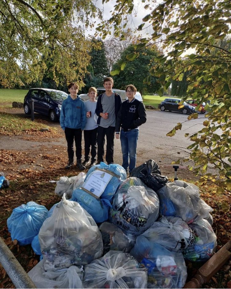AylesburyWombl1's tweet photo. Its been fun so far 24HR WOMBLE #litterpicking thanks to @TheCodfatherAY for tea #sausagechips went down a treat. We also did a bit of #signcleaning 11 hours done https://t.co/IfNM5nVZsS