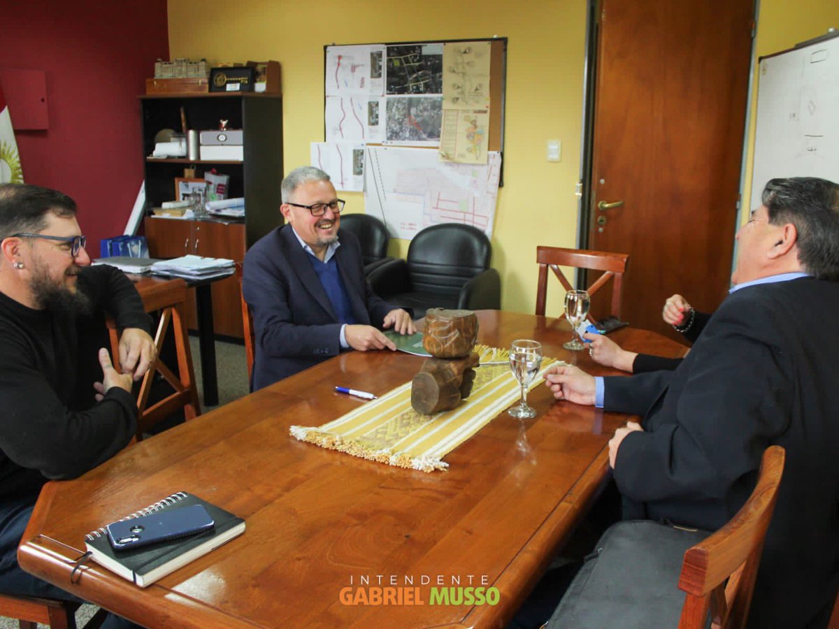 gabrieljmusso's tweet photo. La Pcia de Jujuy será una de las Postales de Pcia de nuestro Festival 2023. Junto al Pte del Concejo Pablo Pinto firmamos con Alberto del Cura en representación del Gobernador @GerardoMorales para que la delegación oficial de #Jujuy sea parte de una de las 9 Lunas. ¡Bienvenidos! https://t.co/dE32OycTKk