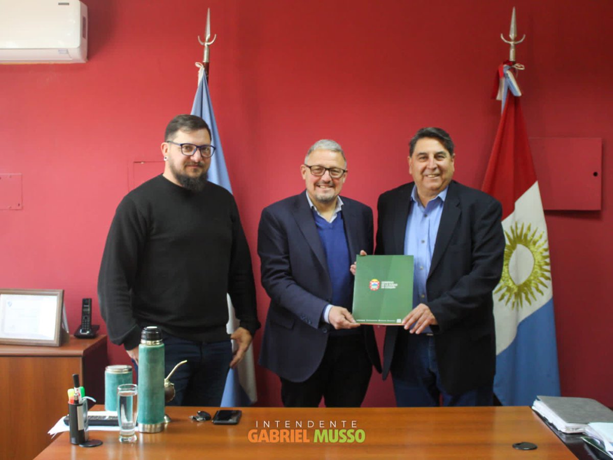 gabrieljmusso's tweet photo. La Pcia de Jujuy será una de las Postales de Pcia de nuestro Festival 2023. Junto al Pte del Concejo Pablo Pinto firmamos con Alberto del Cura en representación del Gobernador @GerardoMorales para que la delegación oficial de #Jujuy sea parte de una de las 9 Lunas. ¡Bienvenidos! https://t.co/dE32OycTKk