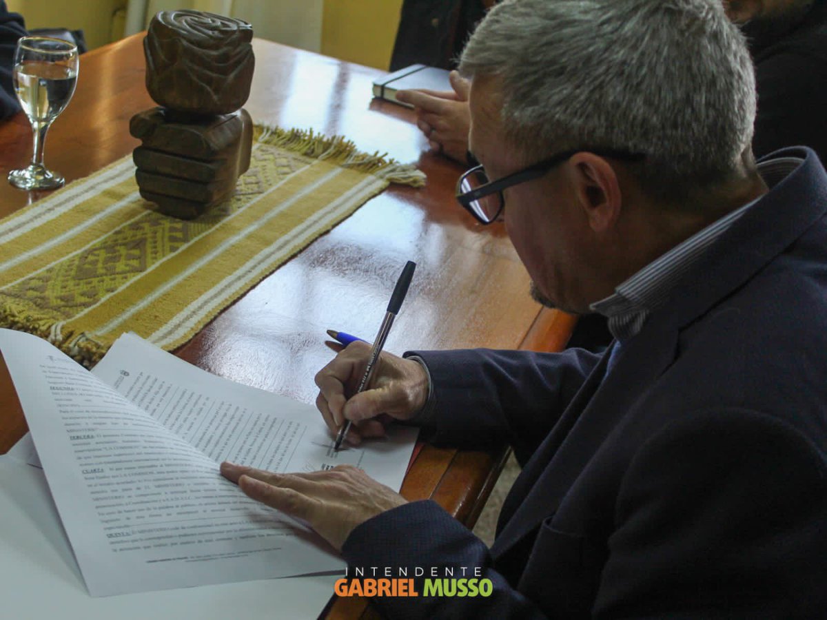 gabrieljmusso's tweet photo. La Pcia de Jujuy será una de las Postales de Pcia de nuestro Festival 2023. Junto al Pte del Concejo Pablo Pinto firmamos con Alberto del Cura en representación del Gobernador @GerardoMorales para que la delegación oficial de #Jujuy sea parte de una de las 9 Lunas. ¡Bienvenidos! https://t.co/dE32OycTKk
