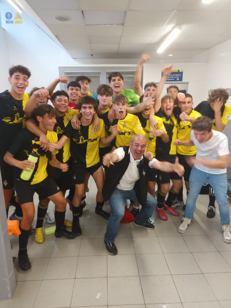 CDGalapagar's tweet photo. ⚽️ CANTERA | RESULTADOS

Juvenil B 3️⃣-2️⃣ @UDlasmatasCF A

⚽️⚽️ Asier
⚽️ Diego

Partidazo de los chicos de @Luiscar11CG, que compitieron muy bien ante el primer clasificado para llevarse la victoria. 

¡ENHORABUENA!

#UnPuebloDosColoresUnaIlusión💛🖤 https://t.co/boc2H4EnSE