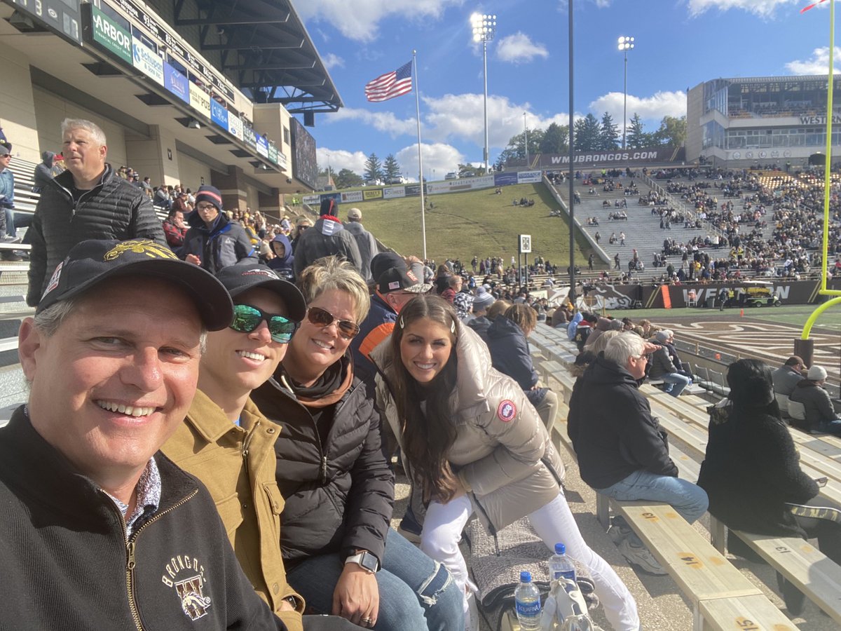 andywenzel5's tweet photo. Go Broncos!!!! #wmugameday https://t.co/qQE4LFjOXJ