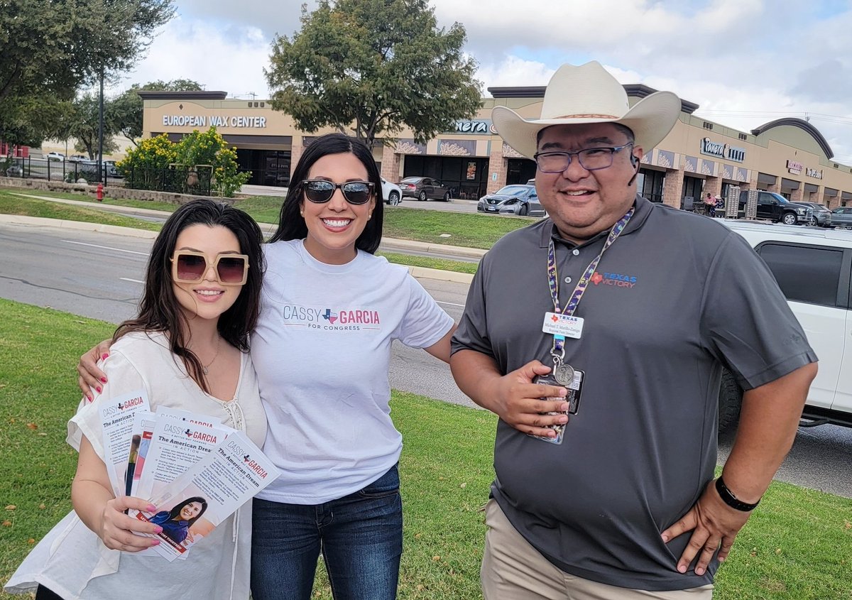 RedPillLatina's tweet photo. We had an amazing week of action kick off with @CasandraLGarcia @LujanForTX @LaHood4Texas 
So many volunteers walking for our candidates today! You can feel the excitement in the crowd, we are ready to fight for this town and make San Antonio Red 🔥

#LeadRight #LonestarHerd https://t.co/96uz5puZhe