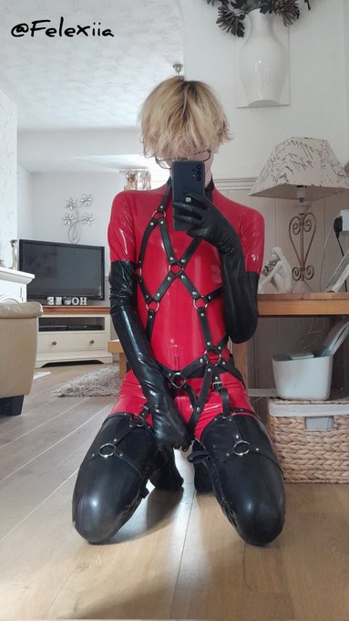 Who agrees that harnesses over latex are top tier kink fashion? 😌 https://t.co/3ghQIJdhDW