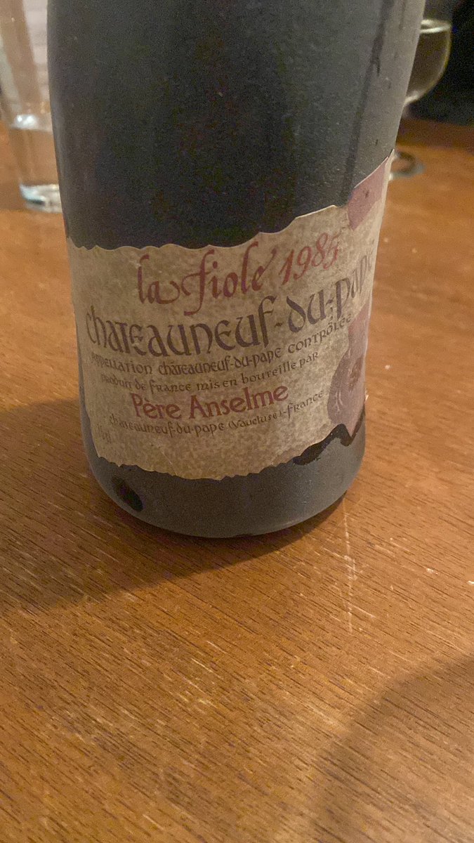 BrunoBotschi's tweet photo. Liebe grosse, weite Welt. Ist gerade ein:e #Weinkenner:in da? 

Und wenn ja: Kannst du mir bitte sagen, ob diese #Tropfen (viel) Wert haben? 

🍷🍇🍾 #Wein https://t.co/HMMoGO7Tue