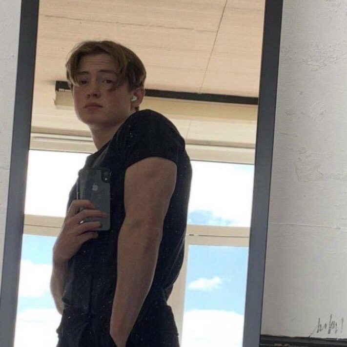 k1tconnr's tweet photo. ooi, eu sou o kit! tenho 18 anos, moro em londres e to a procura de amigos!! 

rt e fav pra ajudar pls :) https://t.co/M3AWdNR0pN