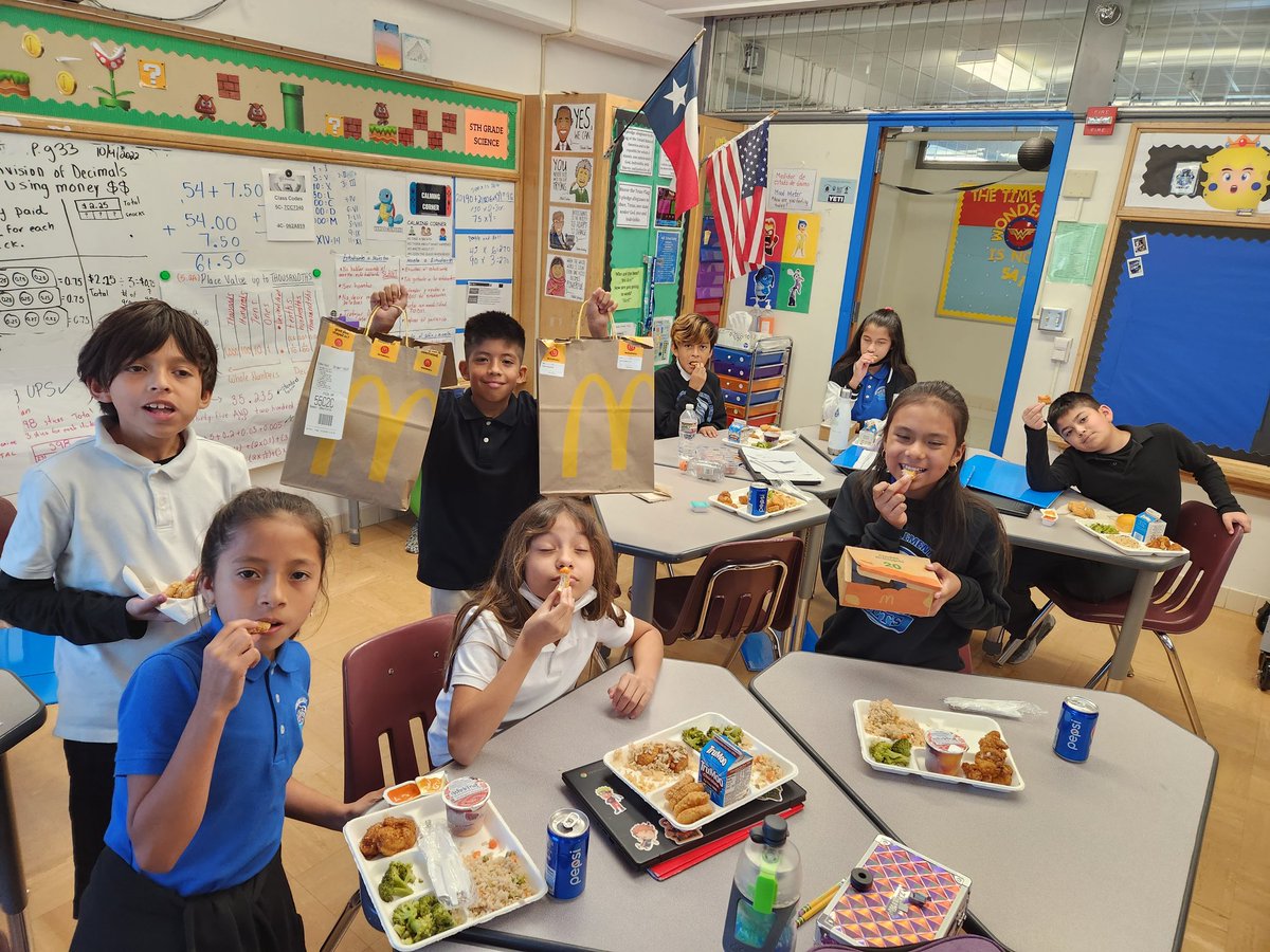 jonathan_ricado's tweet photo. Masters Lunch Party!!!!!
What an amazing performance on CA1!!!! Keep it up 5C. 
Go @cochran_school !!!
@ACEDallasISD https://t.co/OyvsTPe6qZ