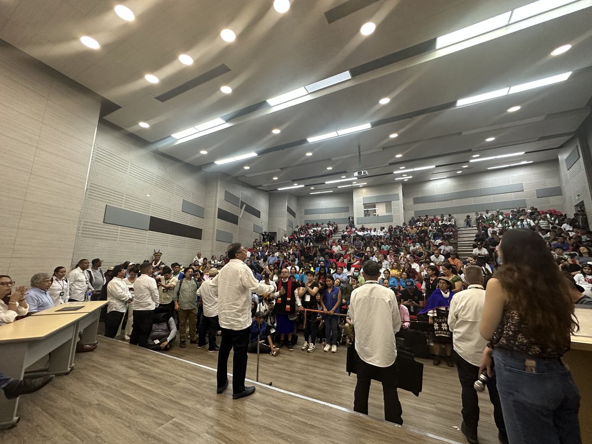 En el lanzamiento del dialogo regional de Cali. Que el Plan de desqarollo de Colombia lo dibuje las manos multicolores del pueblo.