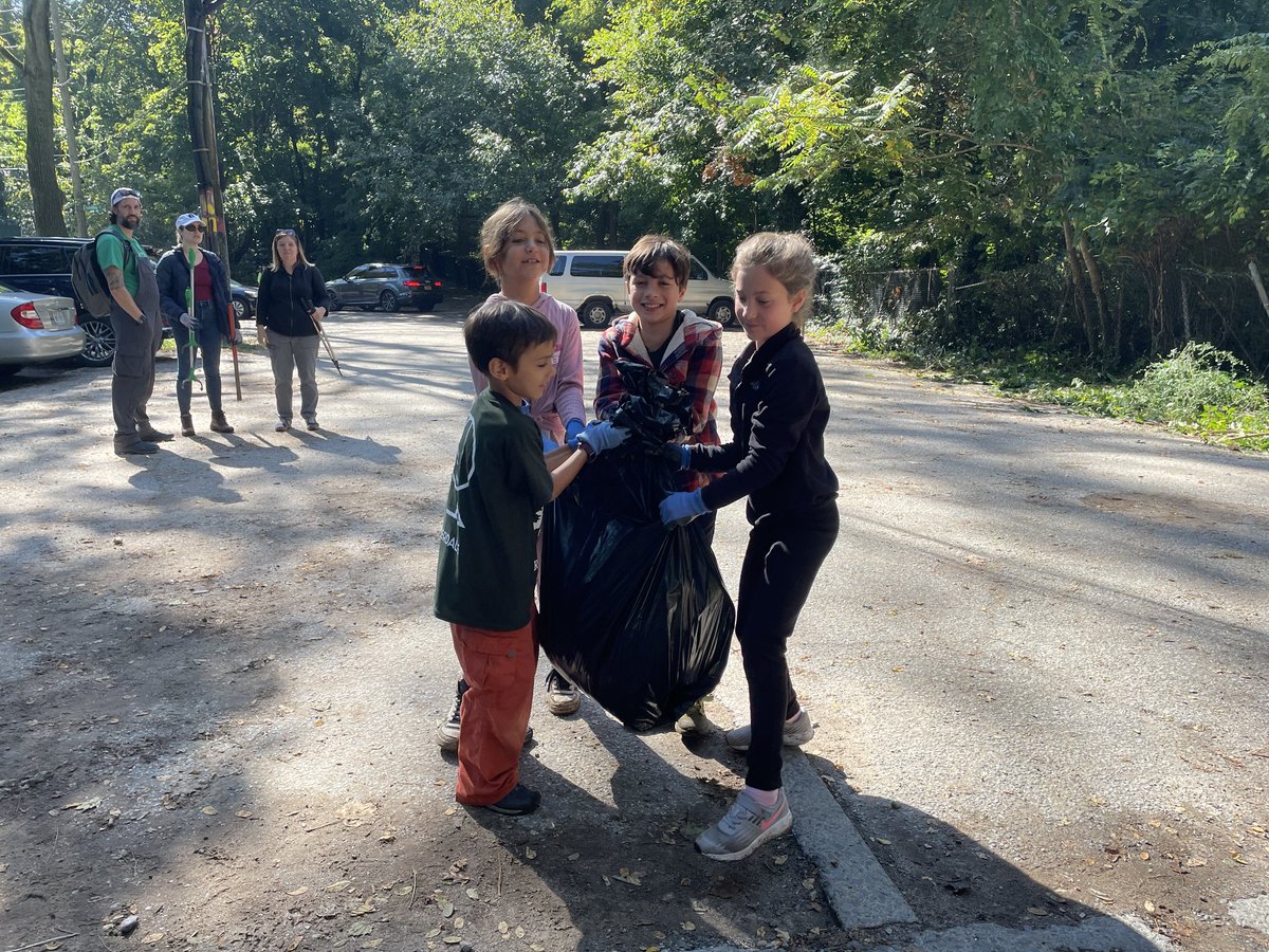 RiverdaleCountrySchool (@riverdalecs) on Twitter photo Riverdale joined <a href="/ForestforAllNYC/">Forest for All NYC</a> for #CityofForestDay2022. Members of the Grade 5 class led group tours through Riverdale Park, acting as ambassadors on the trails they’ve explored on weekly nature walks during their time on the River Campus. Riverdale joined <a href="/ForestforAllNYC/">Forest for All NYC</a> for #CityofForestDay2022. Members of the Grade 5 class led group tours through Riverdale Park, acting as ambassadors on the trails they’ve explored on weekly nature walks during their time on the River Campus.