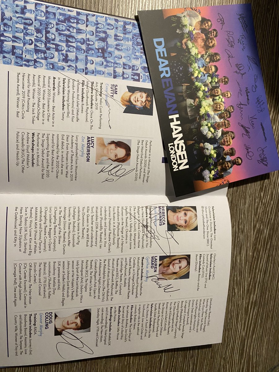 _lucyvickers_'s tweet photo. Thank you @DEHWestEnd @DearEvanHansen @samtutty &amp; the west end cast of DEH for their letter response to me and the postcard. So special. 💙👕 https://t.co/4PG53dV2kY