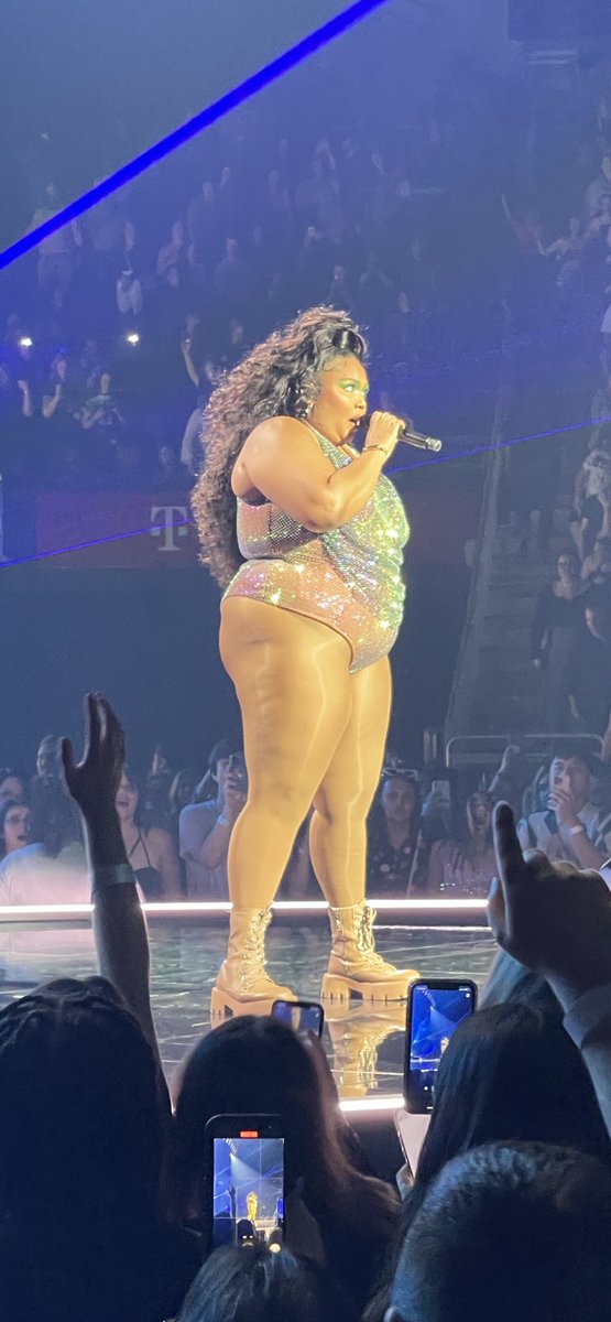 LoganTatum1's tweet photo. I will never forget this performance, @lizzo YOU ARE A QUEEN 💕💕💕💕💕 https://t.co/IK5RHCx6Ne