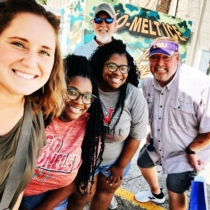 wineandfruit's tweet photo. We were the drink table volunteers Terrebonne's Bicentennial Festival and Parade!! Our volunteer group was the best! Enjoy the celebration!!!! 
#terrebonne #terrebonne200 #goodearth #storytelling #bicentennial #volunteer #service #everybodysfavoritetwins #everythingtimestwo https://t.co/ORZR07siCq