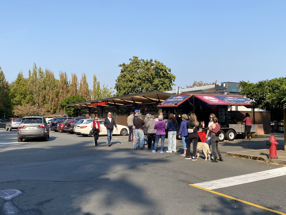 RedBarnMarkets's tweet photo. Our BBQ to support @bccancerfdn at Mattick’s Farm is going strong! #GrocersGoBeyond #RedBarnMarket #BBQ https://t.co/hbImx1gbmq