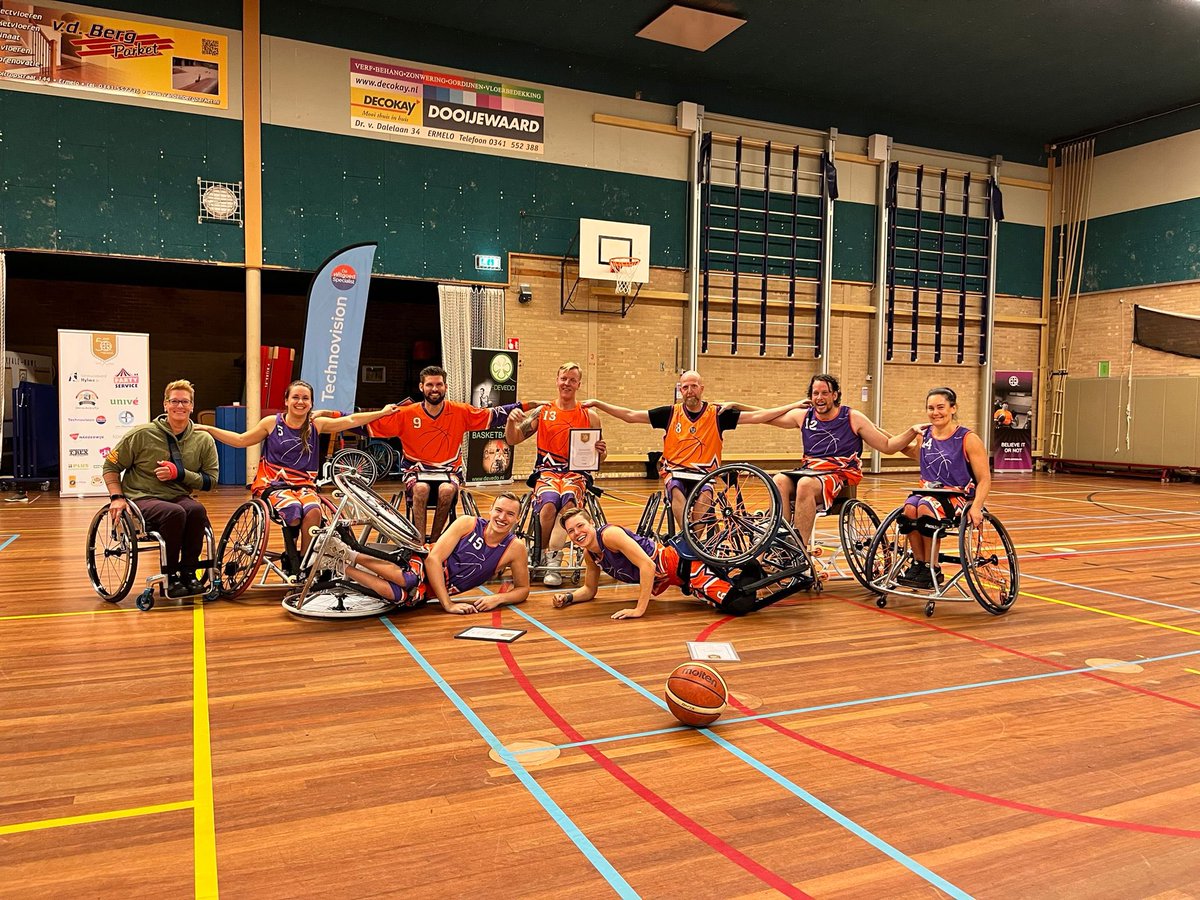BoLisaKramer's tweet photo. Vandaag was ik terug op de plek waar mijn basketbal carrière begonnen is. Reünie van @scdevedo die 50 jaar bestaan. Ónwijs genoten om met de ‘oudjes’ tegen het huidige team van Devedo te spelen! 🙏🏻🍀 #zoveelgelachen #iedereenkonhetnog #oudjes #Reunited https://t.co/t37Tnk4F2g