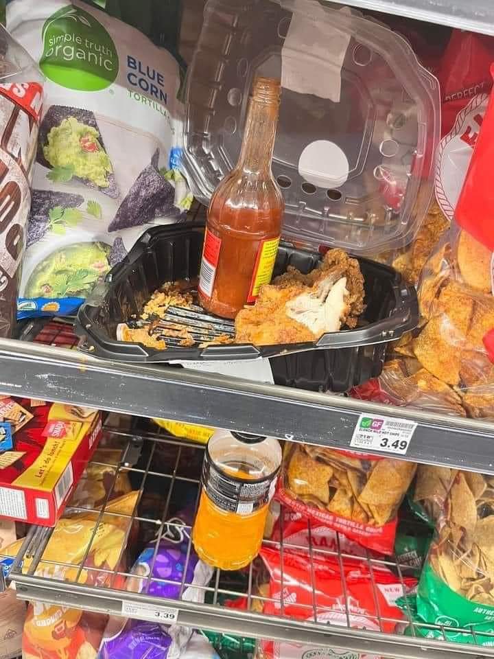 TrippyRaven's tweet image. Y’all really Be Wilding at Walmart that’s why they not open 24hrs no more 😭😭😭