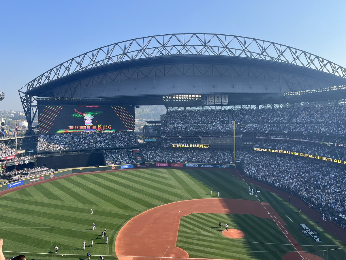 BrendanLarson_'s tweet photo. I am absolutely bawling in the stands. They brought him back. #KingFelix https://t.co/Reusy6kUhs