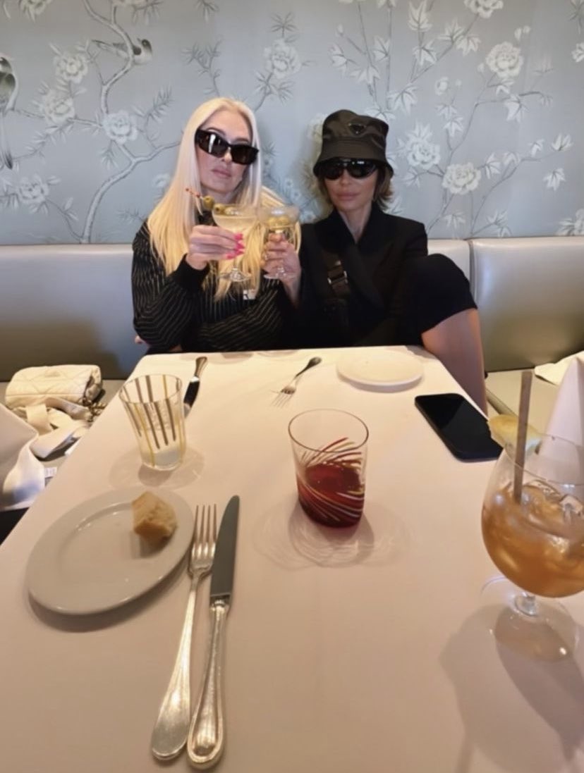 woke_stan's tweet photo. The queens of Beverly Hills stay unbothered #rhobh #rhobhreunion https://t.co/9bK7gMvfpv