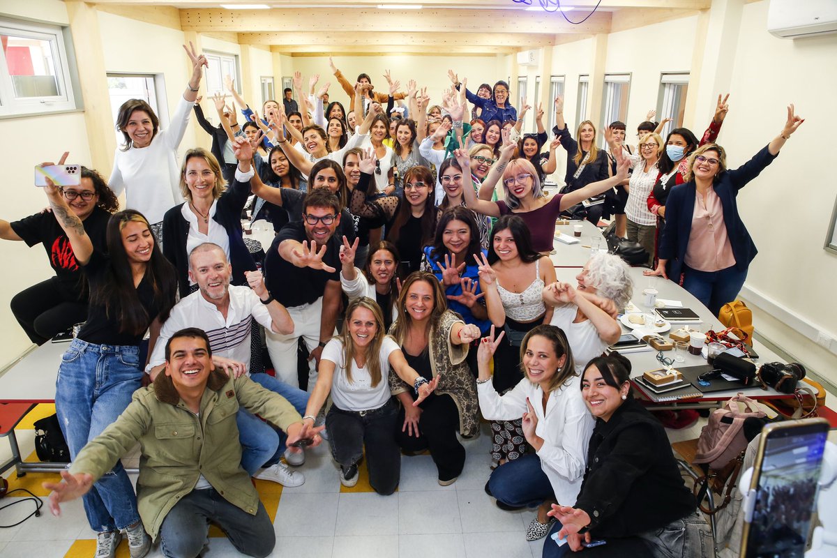 ClaudiaPizarro's tweet photo. Hermosa actividad motivacional junto a las madres adolescentes y jóvenes que atiende @F_soymas en La Pintana, con nivelación de estudios, capacitación y apoyo psicológico. Que nadie les diga que no pueden ser mujeres plenas y felices! 💜🦋 https://t.co/zGnrkTUt1R