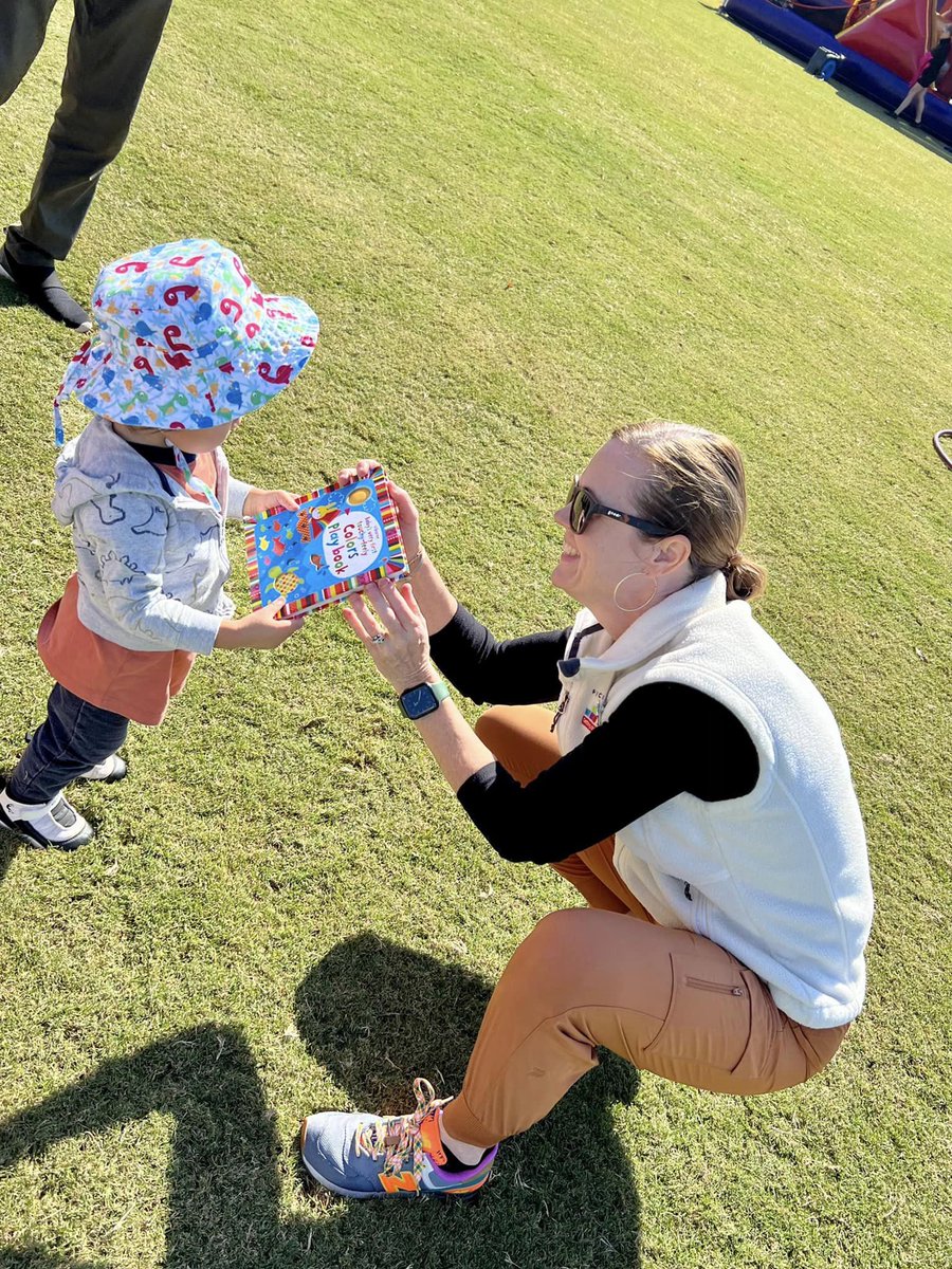 PCFirstSteps's tweet photo. Clemson Community Play Day! We❤️connecting with families, handing out books (@SCFirstSteps & @Usborne), sharing @PalmettoBasics and signing up families for @BrightbyText! Thank you @CityofClemson Parks & Rec and @USPlayCoalition! #ExploreThroughMovementAndPlay https://t.co/pKYOcMJMnR