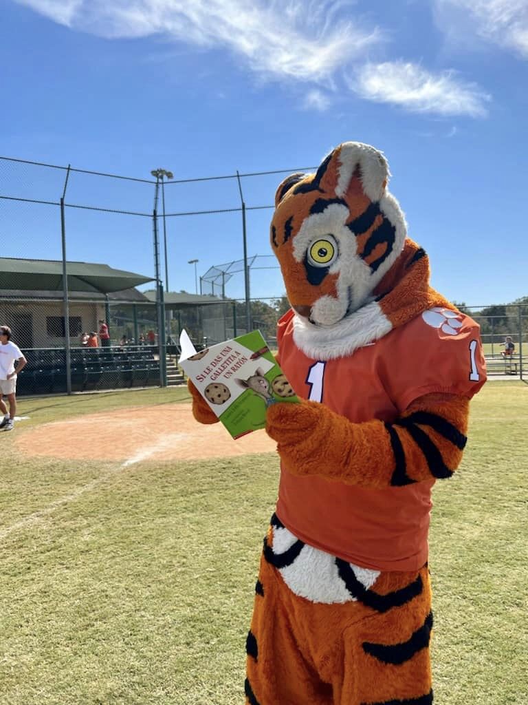PCFirstSteps's tweet photo. Clemson Community Play Day! We❤️connecting with families, handing out books (@SCFirstSteps & @Usborne), sharing @PalmettoBasics and signing up families for @BrightbyText! Thank you @CityofClemson Parks & Rec and @USPlayCoalition! #ExploreThroughMovementAndPlay https://t.co/pKYOcMJMnR