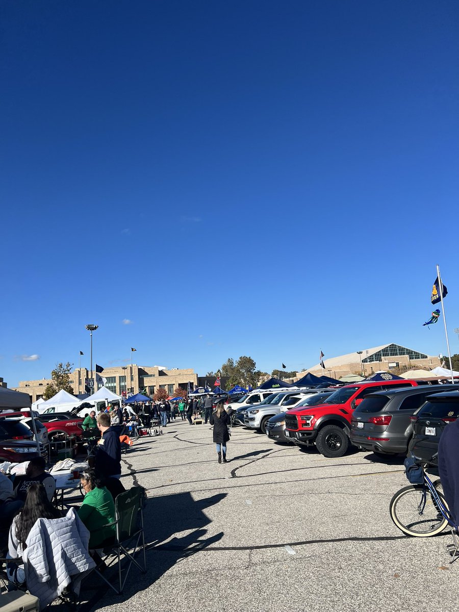 TNNDN's tweet photo. It’s a great day for a tailgate!  @ndfootball and @StanfordFball kicks off at 7:30est on @nbc!  #GoIrish #beatCardinal #ChopTrees https://t.co/pmNbQKPHbR